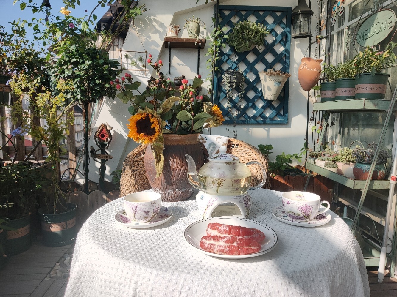 五年前买了顶楼,送了个10㎡小露台,自己折腾成空中花园,太美了