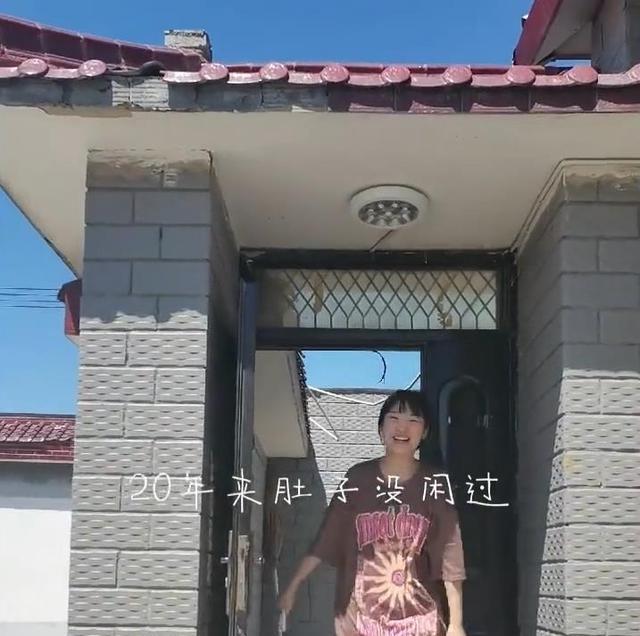 新疆女子带10女儿2儿子出门,霸气出场太震撼:20年来肚子没歇过