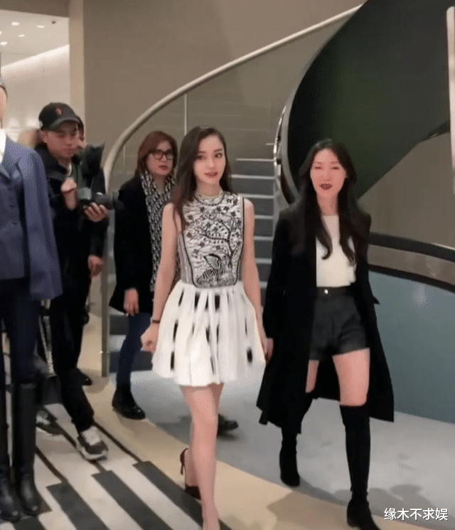 Angelababy|Angelababy活动被拍，168cm个头纤细，生图状态大获好评