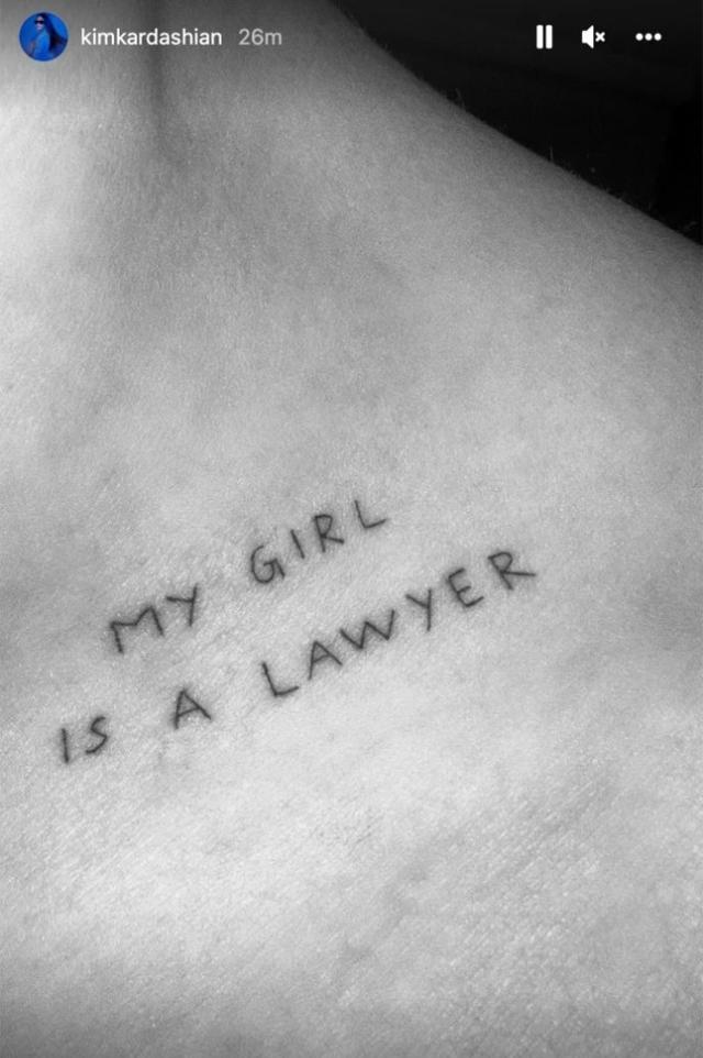 金·卡戴珊|41岁金卡戴珊嘟起厚唇,炫出定制钻石链,骄傲晒鲜肉男友的皮肤