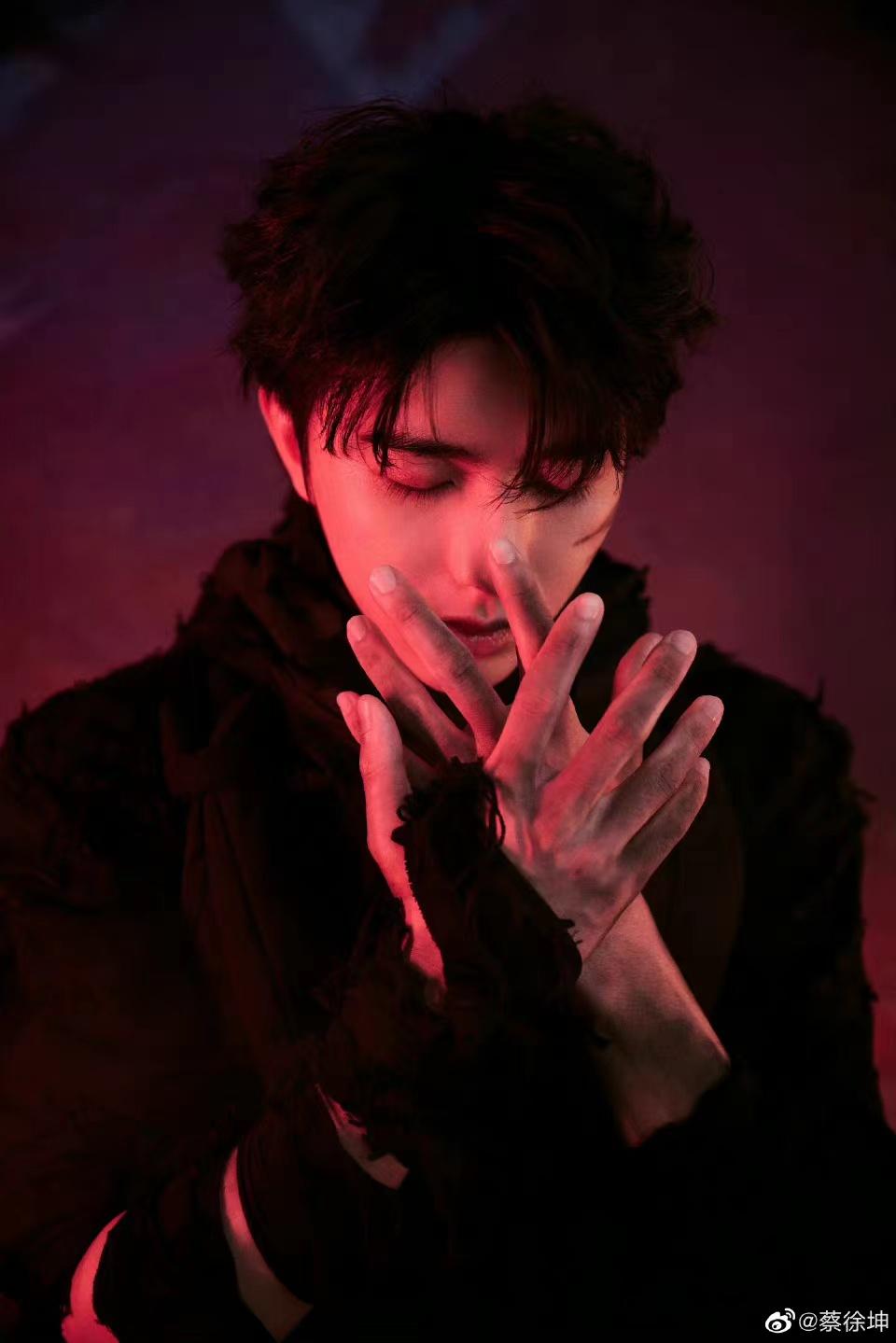 沸腾校园|蔡徐坤《沸腾校园》超级震撼,摄人心魄舞蹈,让台下女粉丝心动