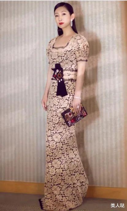 皮草|秦海璐春晚彩排太高调，穿棕色皮草配大金耳环，雍容华贵超有阔太范