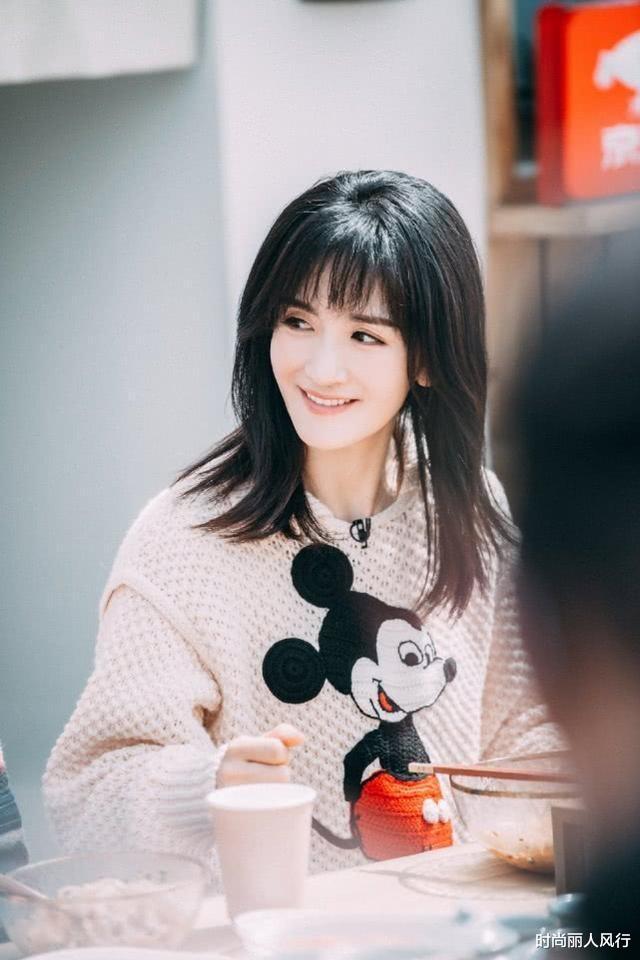 谢娜|谢娜何炅高调回归！俩人终于再合体，谢娜穿毛衣扎小辫背影太少女