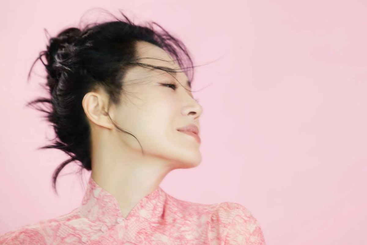 许晴|53岁许晴近照娇媚如少女！被男友人亲密搂肩，皮肤光滑似剥壳鸡蛋