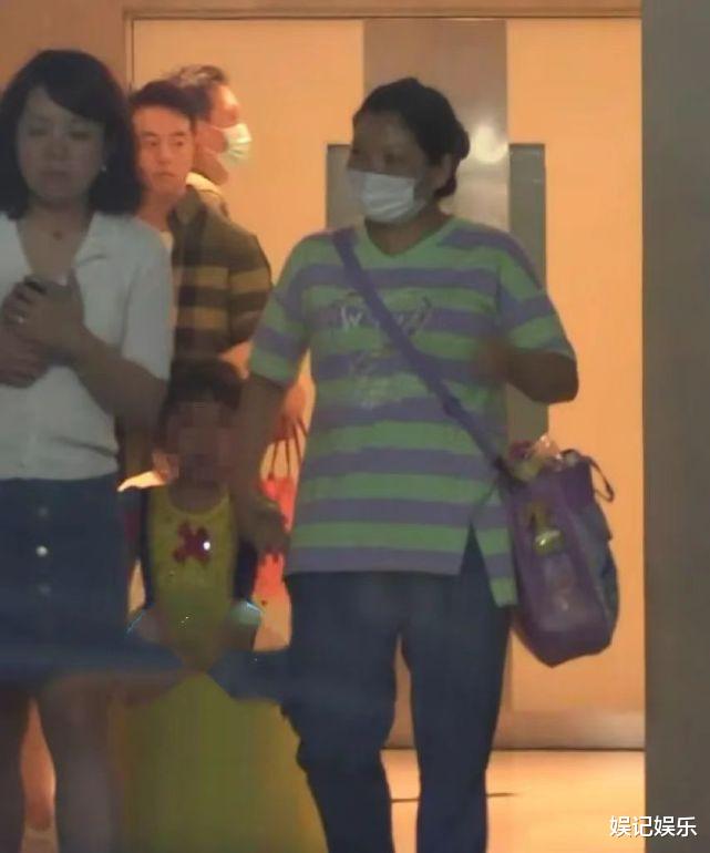 张杰|张杰带仨女儿吃饭，跳跳俏俏穿着白雪公主裙子，脸型小巧超可爱