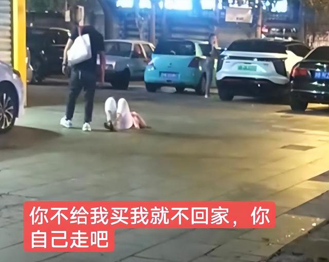 妻子当街怒骂丈夫“没本事”,路人:她想买苹果14被拒,当街撒泼