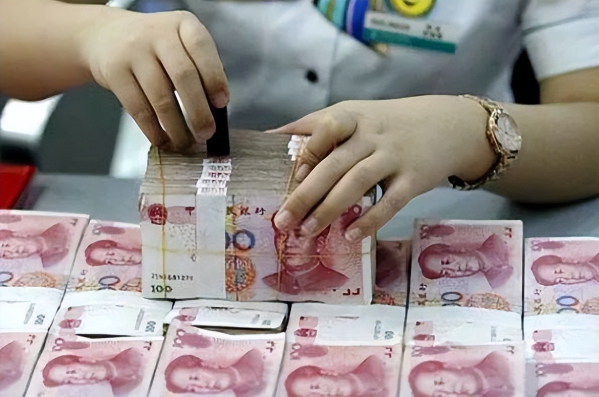 男子上午存入银行600万,下午就只剩690块?银行:正常扣款