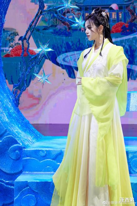 杨幂|陈妍希春晚实在太仙了，不得不怀疑当初她是否得罪了造型师