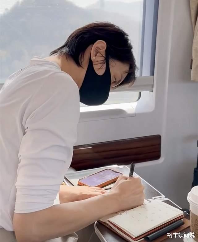 梁咏琪|梁咏琪前往湖南录节目!独自拎行李坐高铁,看书写字自律性超高