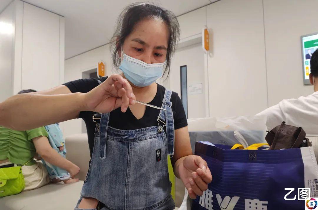 4岁女童被天使吻过额头,4次接受脑部手术,父母看到视频失声痛哭