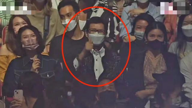 郑欣宜|郑欣宜演唱会上被送戒指！父亲郑少秋台下大笑，打扮潮流不显老