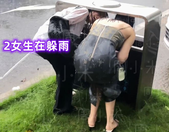 广东2女生下雨天躲雨,头伸进垃圾桶被淋了个透,网友:这能娶吗