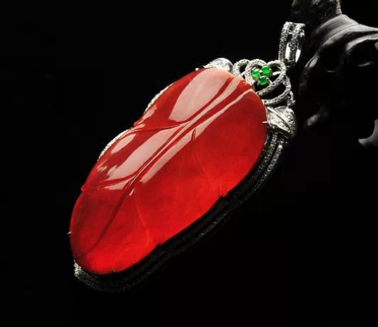 翡翠|肤色黝黑，适合佩戴翡翠吗？