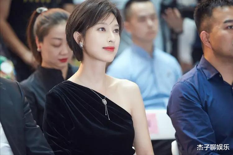 张俪|36岁张俪穿超短裙拍戏，天鹅颈大长腿很突出，至今还单身未婚