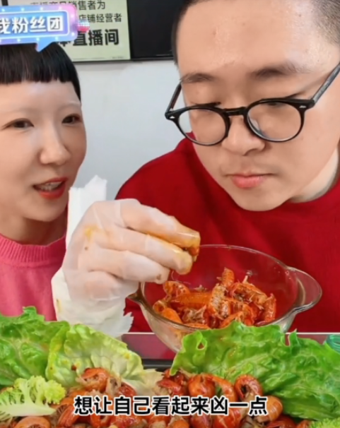 郝劭文|郝劭文带未婚妻直播，除了解释她为啥没有眉毛，还公开为孩子征名