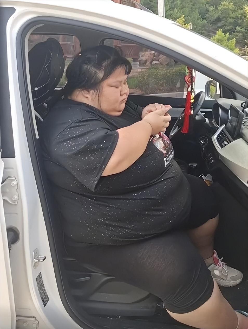 女孩 90后美女校花，被老公喂成400斤，双脚溃烂！