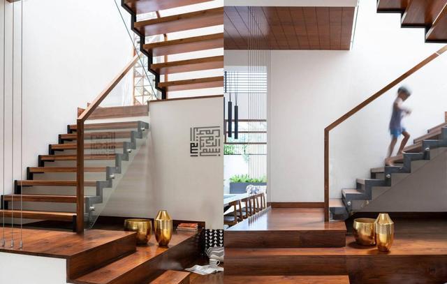 坐拥一套私宅别墅,庭院大到媲美足球场,平时却不显山露水,低调