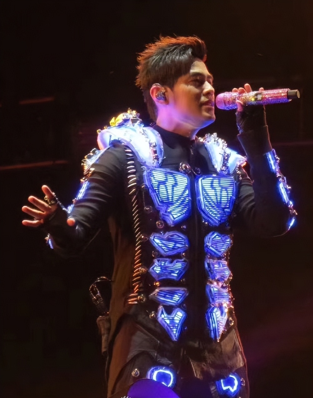 周杰伦|周杰伦相隔一天却“胖若两人”，这就是单身和已婚已育男士的区别