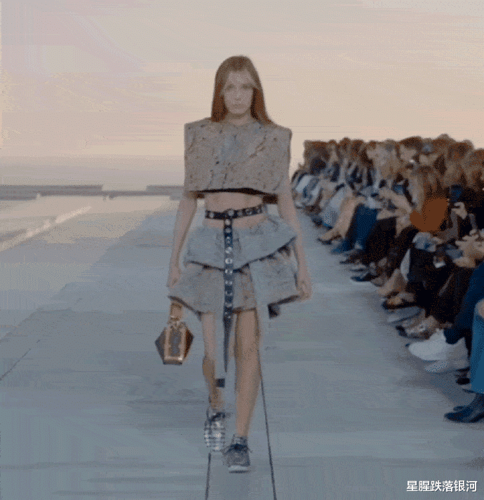 戛纳红毯|谷爱凌现身戛纳红毯,遭两次驱逐才离开,转圈摆造型却无人拍照