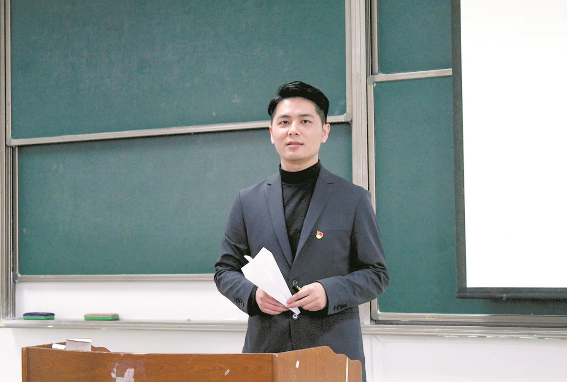 大学生|985博士面对三份顶级工作，直接选择大学老师，网友：这是聪明人