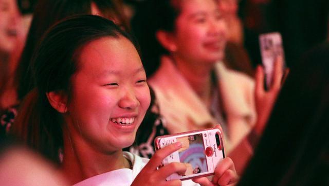 相声|郭德纲把大褂带回相声舞台，主流却爱穿西装，老观众说老郭也穿过