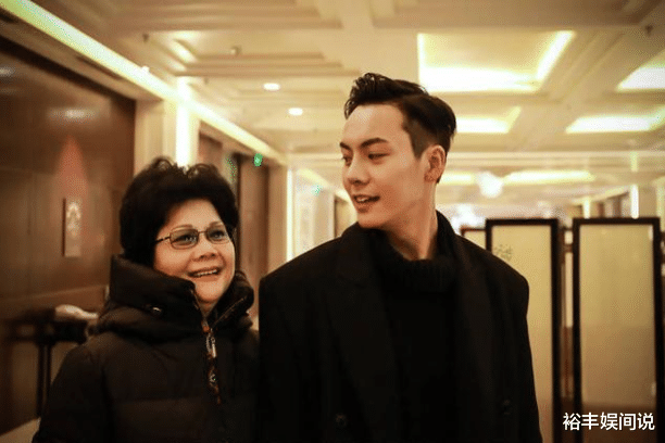 陈伟霆|陈伟霆与姐姐视频聊天,穿同款卫衣默契感十足,高颜值不输弟弟