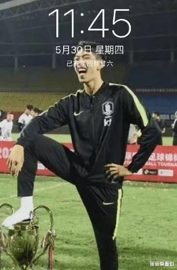 口红 幽默段：女友减肥进行中，家里的电子秤坏了，陪她去买电子秤