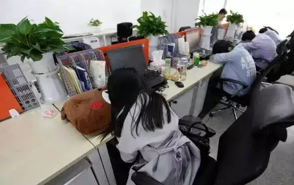 |“神仙工位”走红，办公桌旁边就是床，过来人：真以为是体谅你？