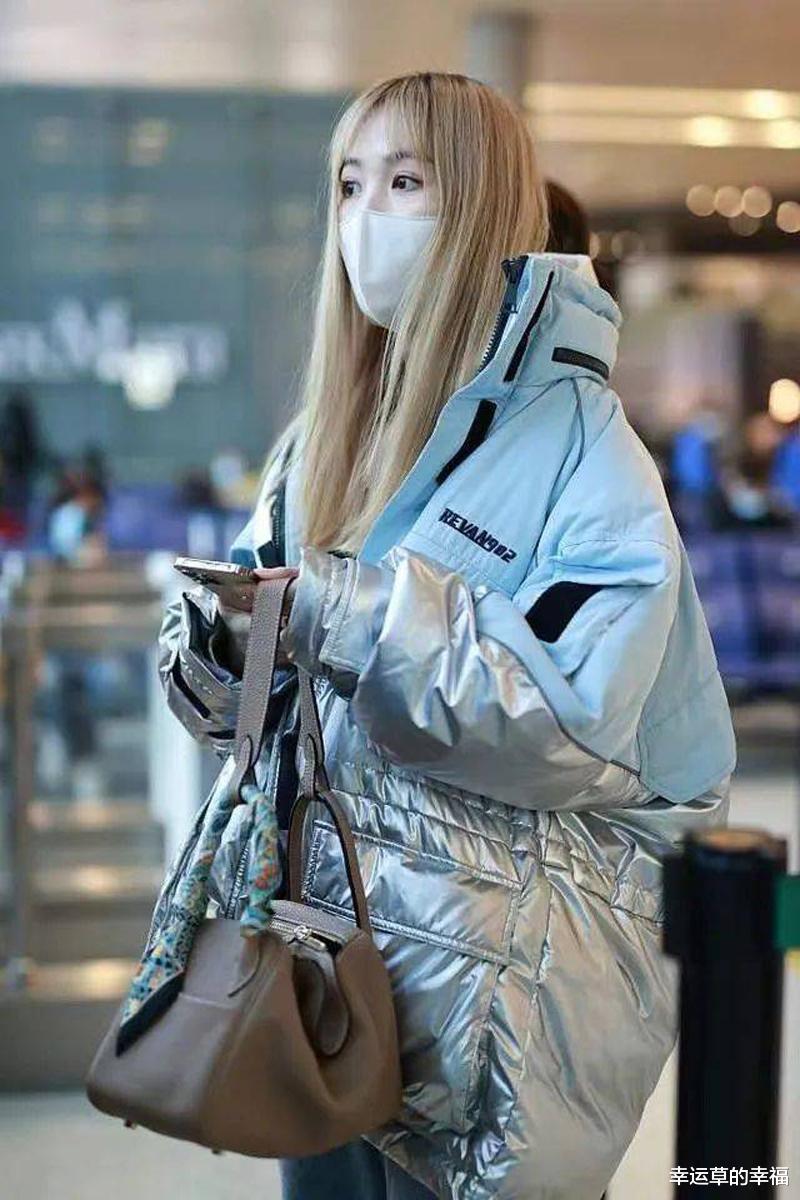 |马蓉现身机场与粉丝互动，王宝强深夜会友，两人的境遇已大不相同