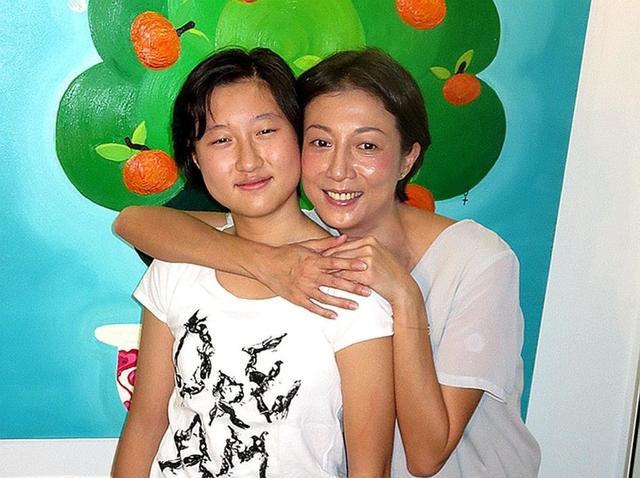 吴绮莉做工地装修,打几份工带大小龙女,从不怕累