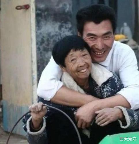 马玉琴疼得吱哇乱叫下不了床,李玉成披红布直播,网友:到头了?
