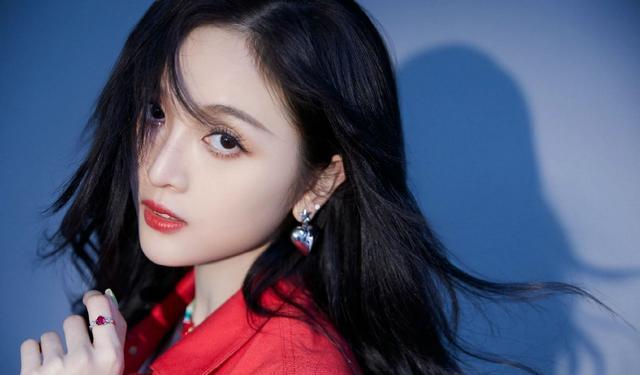 吴宣仪|吴宣仪红色牛仔衣秀长腿露小蛮腰！肤白貌美太惊艳了