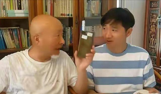 陈佩斯 陈佩斯带娃现状被扒！两个光头孙子引关注，爷爷同款发型尽显可爱