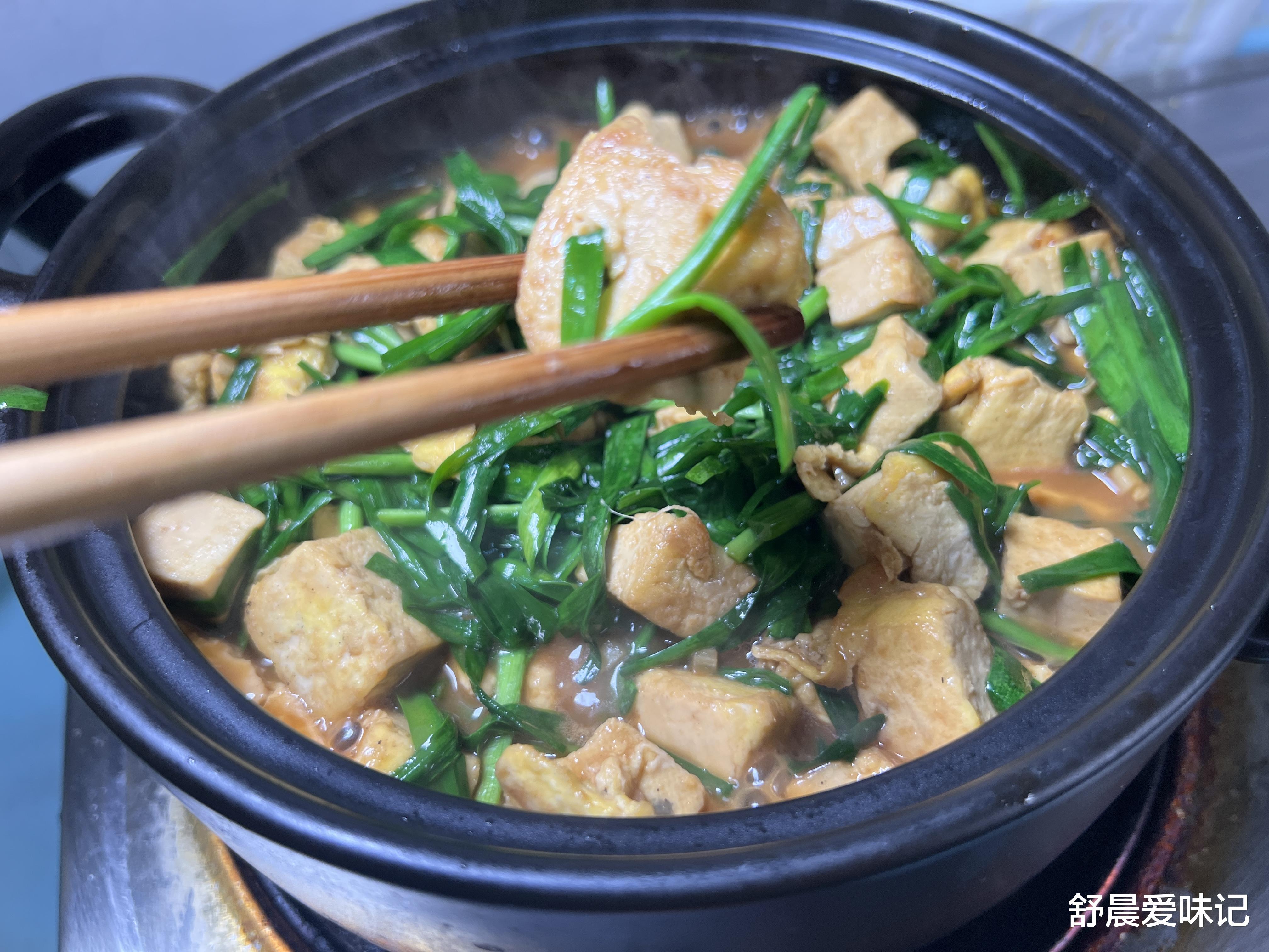 砂锅美味韭菜烧豆腐，豆腐裹上鸡蛋液味道煎制，韭菜翠绿，超好吃