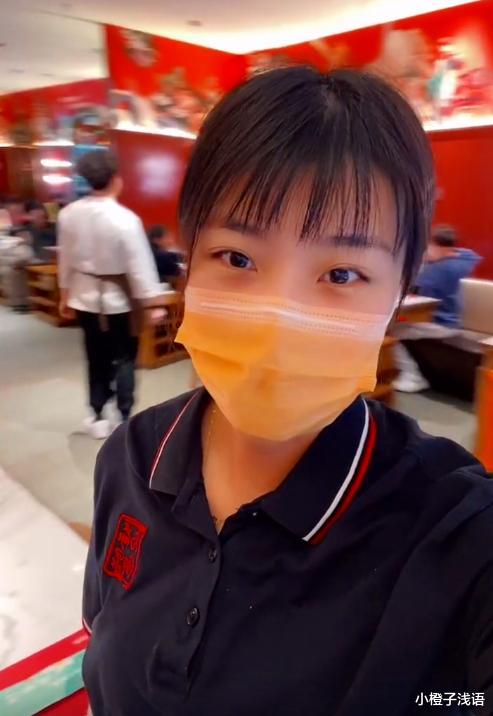 山西女子晒自家单位发的中秋福利,礼物堆满似小山,网友看后酸了