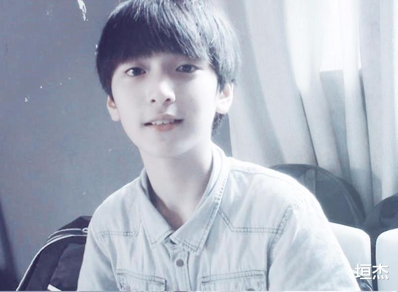 严浩翔|晒花悼念去世粉丝,后因吐槽李泽言台词羞耻,惨遭其粉丝疯狂围攻