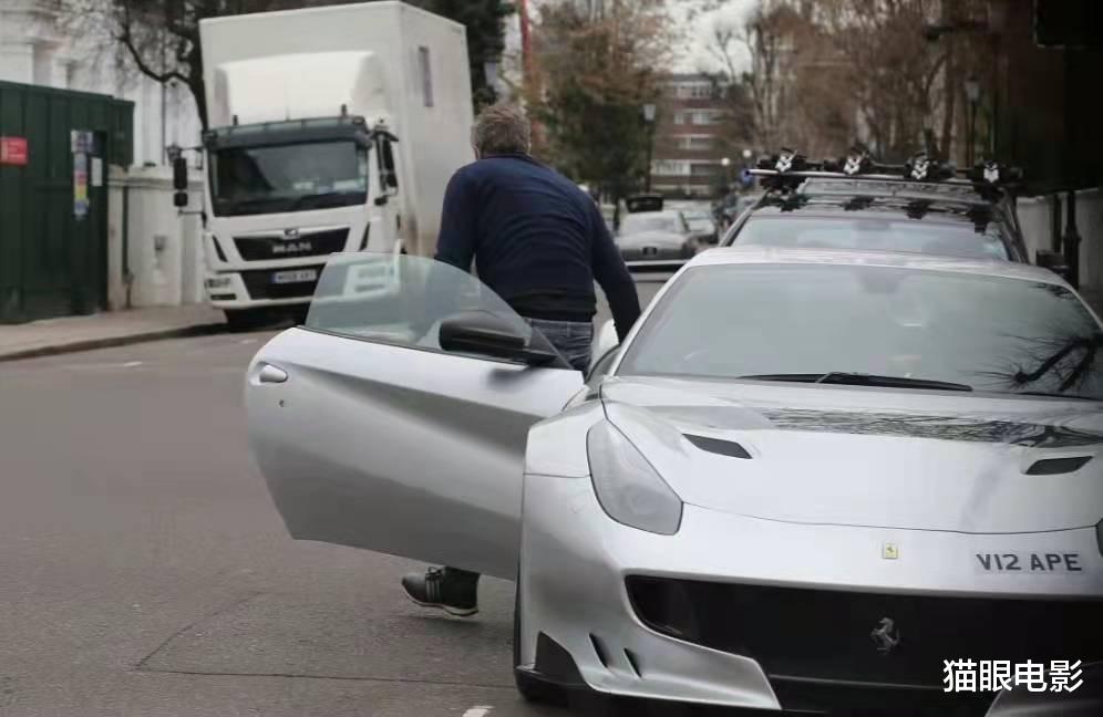 休·格兰特|61岁休格兰特老成这样，头发灰白驼背严重，年轻的时候帅过小李子