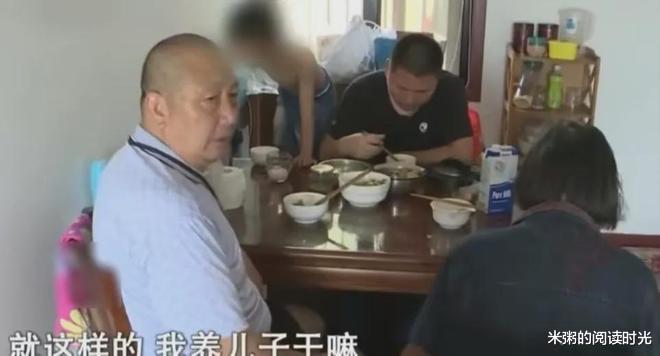 农村公婆进城带孙子，4年后被城里儿媳持刀驱赶：房子是我妈买的