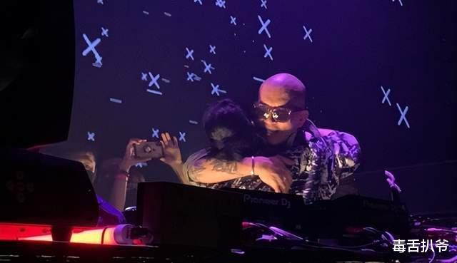 具俊晔|具俊晔婚后首秀，小S携老公许雅钧捧场，与新姐夫贴身热舞不避嫌