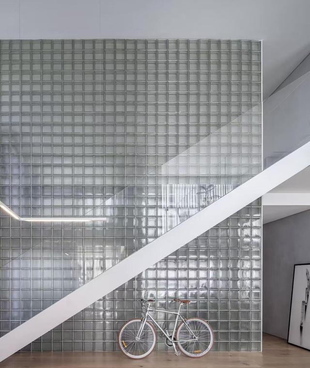 80顶楼挑空复式，装5m高落地窗+到顶玻璃砖墙，变身“贵族公寓”