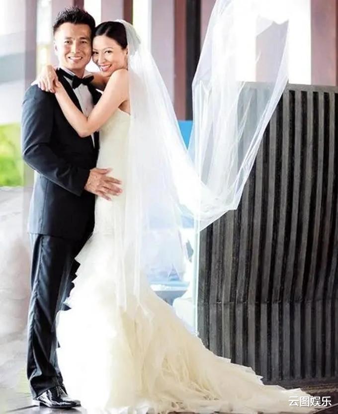 滕丽名|滕丽名47岁生日罕秀恩爱,富商老公已满头白发,婚后住别墅很惬意