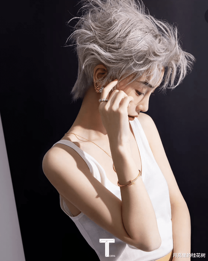 美颜|Angelababy银色短发造型封面，黑白两套服装，演绎她的陌生面