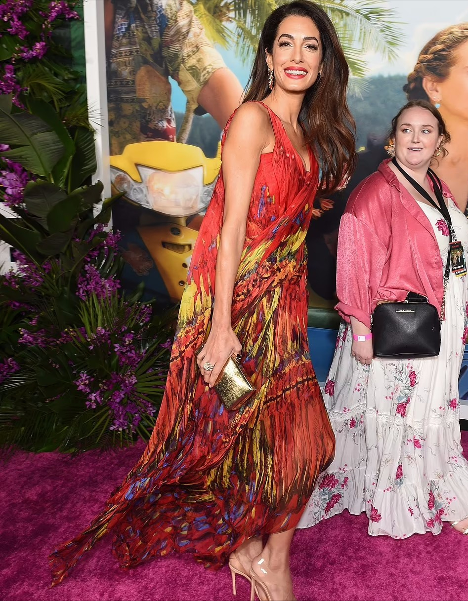 乔治·克鲁尼|61岁克鲁尼携娇妻闪耀首映礼！律师妻子穿花裙如仙女，真的很般配