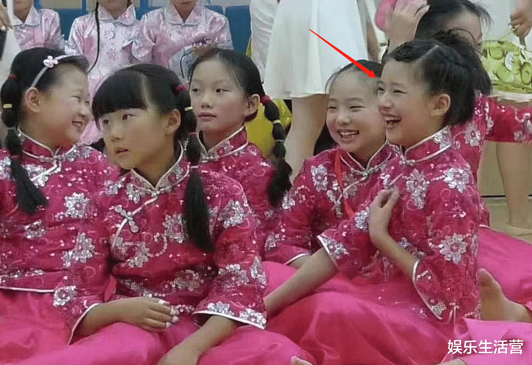 赵露思|赵露思幼儿园小学照曝光，原装妈生脸等比长大，整容明星该脸红了
