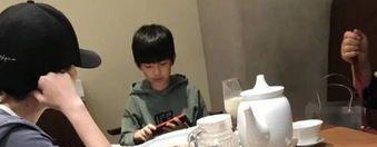 董洁|“国民初恋”董洁：与10岁儿子拍婚纱引热议，病态母爱令人唏嘘？