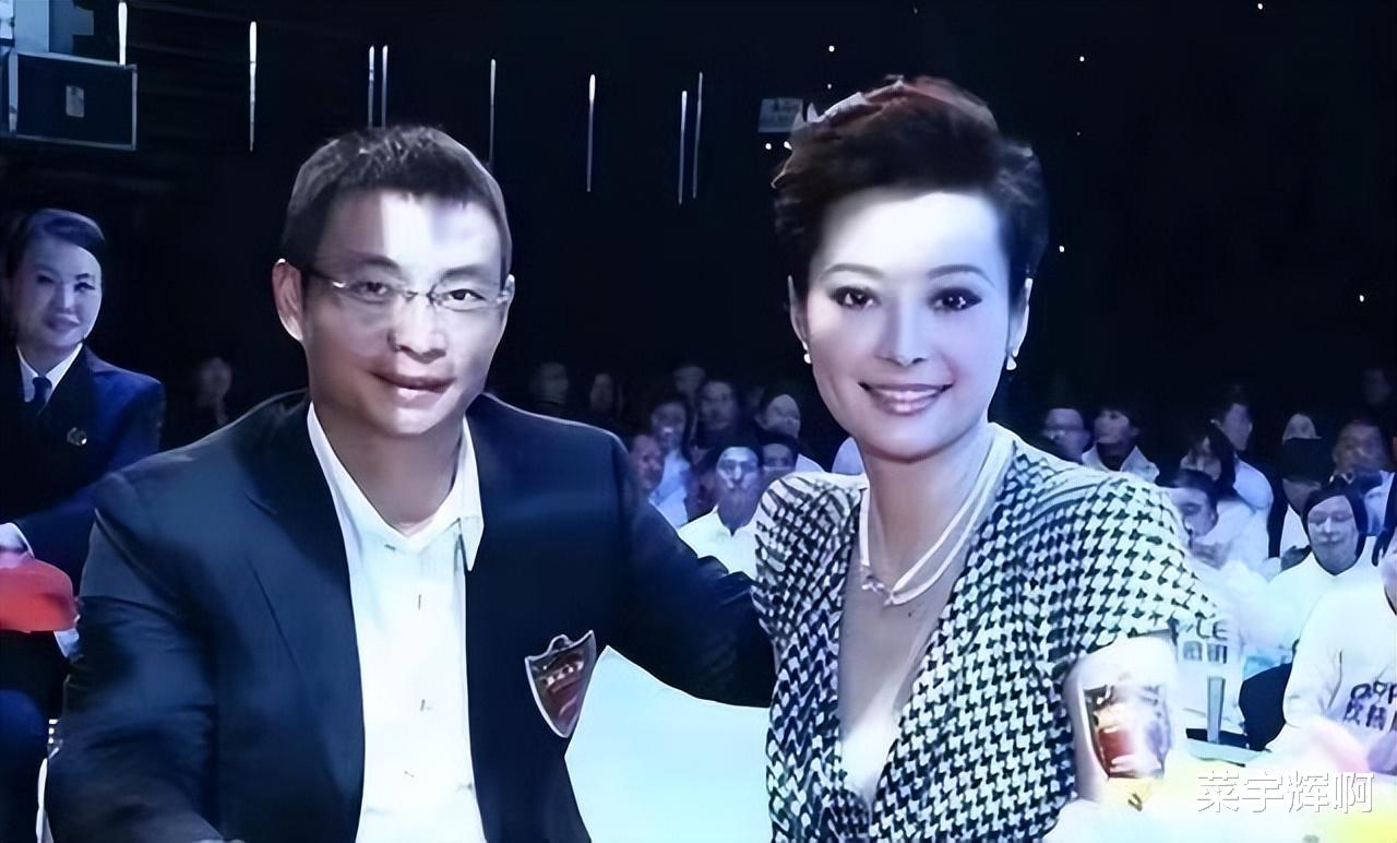 殷桃|殷桃和袁立同框媲美，一个知性一个妩媚，气质差别很大