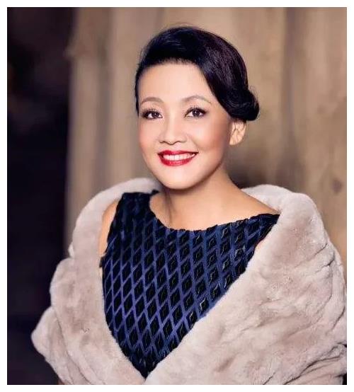 张兰|张兰的大智慧：黑衣，黑裤，胸前戴白花