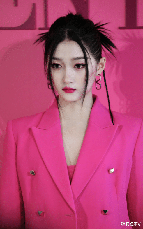 关晓彤|关晓彤与路人同框腿长惊人，穿西装下衣失踪，一双大长腿太吸睛