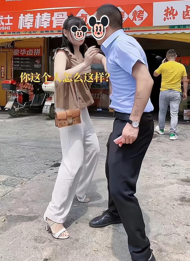 一男子贪便宜,捡到钱却不想还给别人,一旁的女友选择和他分手