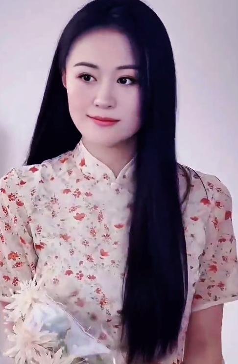 陈萌|陈萌怀孕后晒旗袍造型，眼神中透露着骄傲，欲开启直播带货之路